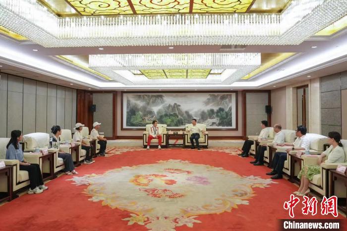 奥运冠军练俊杰回到家乡梧州，称“将继续为家