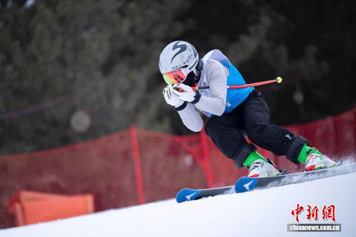 京张大众滑雪交流赛开赛 300余名爱好者共赴冰雪
