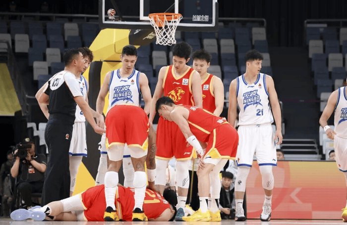 广厦男篮力克宁波胡金秋伤退检查