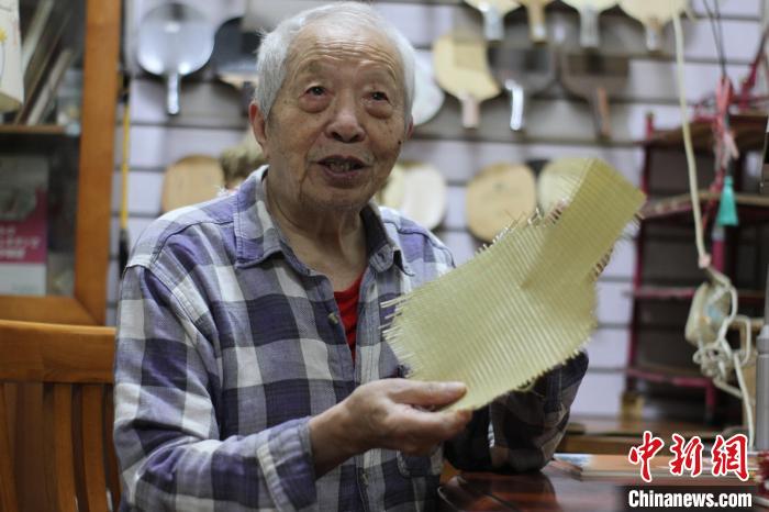 成都造乒乓球拍底板技术突破 国际运动员争相定