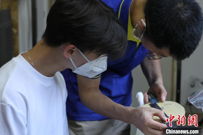 成都造乒乓球拍底板技术突破 国际运动员争相定