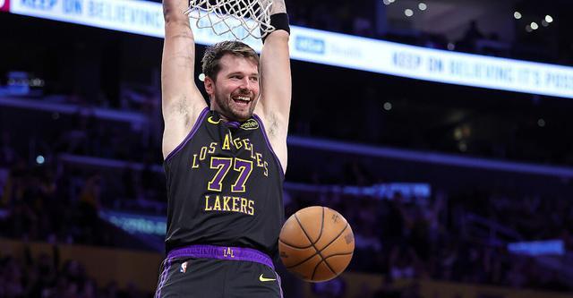 东契奇惊险扣篮险碰篮筐 湖人轻取骑士收获四连