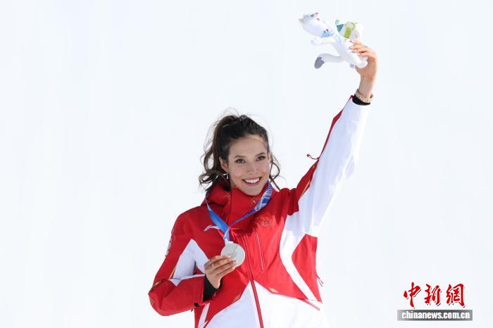 谷爱凌米兰-科尔蒂纳冬奥会摘银 中国代表团首枚