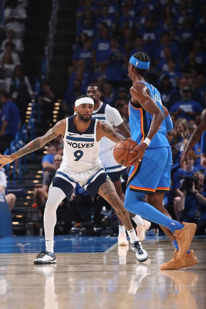 亚历山大-沃克36分助老鹰紧咬战局 生涯三分纪录