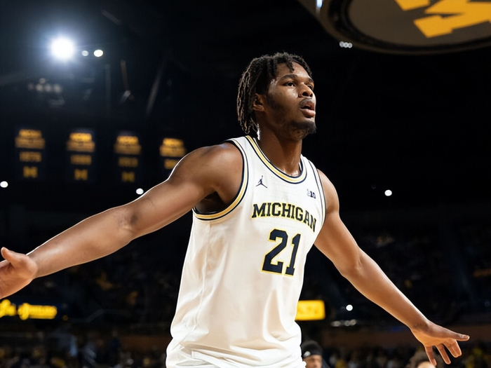 密歇根男篮时隔37年捧起NCAA冠军奖杯 四大核心冲