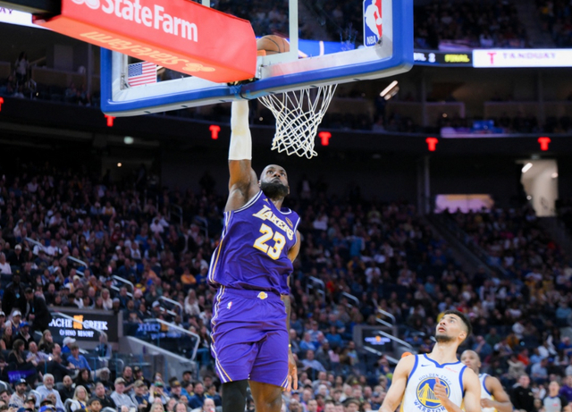 詹姆斯复出率队大胜勇士 助攻数逼近历史纪录